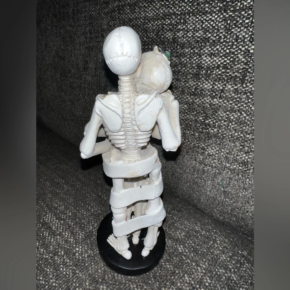 NWT Love Never Dies Skeleton Couple Tabletop Decor - Picture 3 of 5